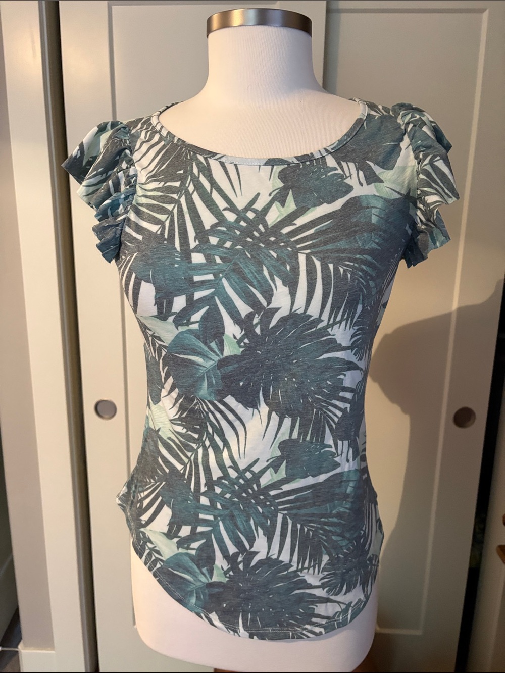 Chaser tonal greens Tropical Leaf Ruffle Sleeve Tee NWT